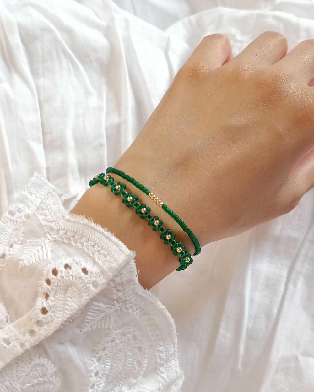Minimal and chic flower beaded bracelet that is handmade with the finest Japanese seed beads. It's perfect for gifting your loved ones
