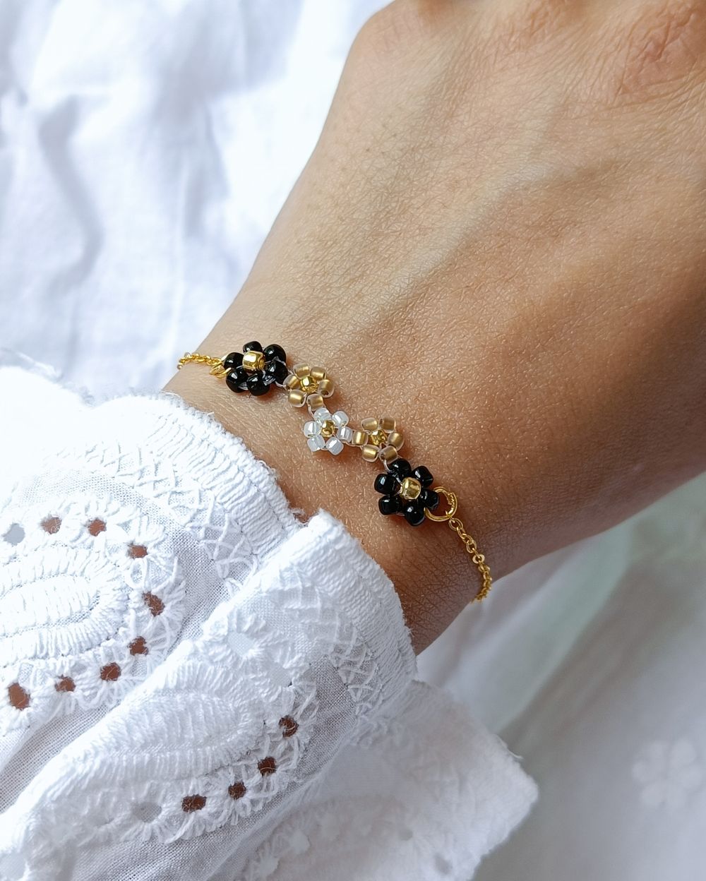 Minimal Flower Bracelet - Black and Golden