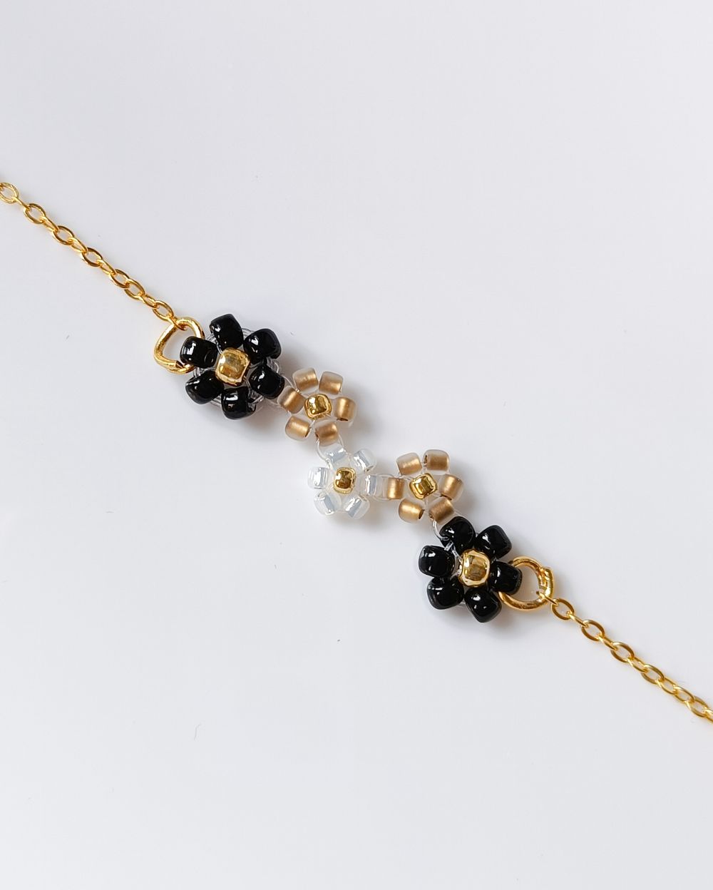 Minimal Flower Bracelet - Black and Golden