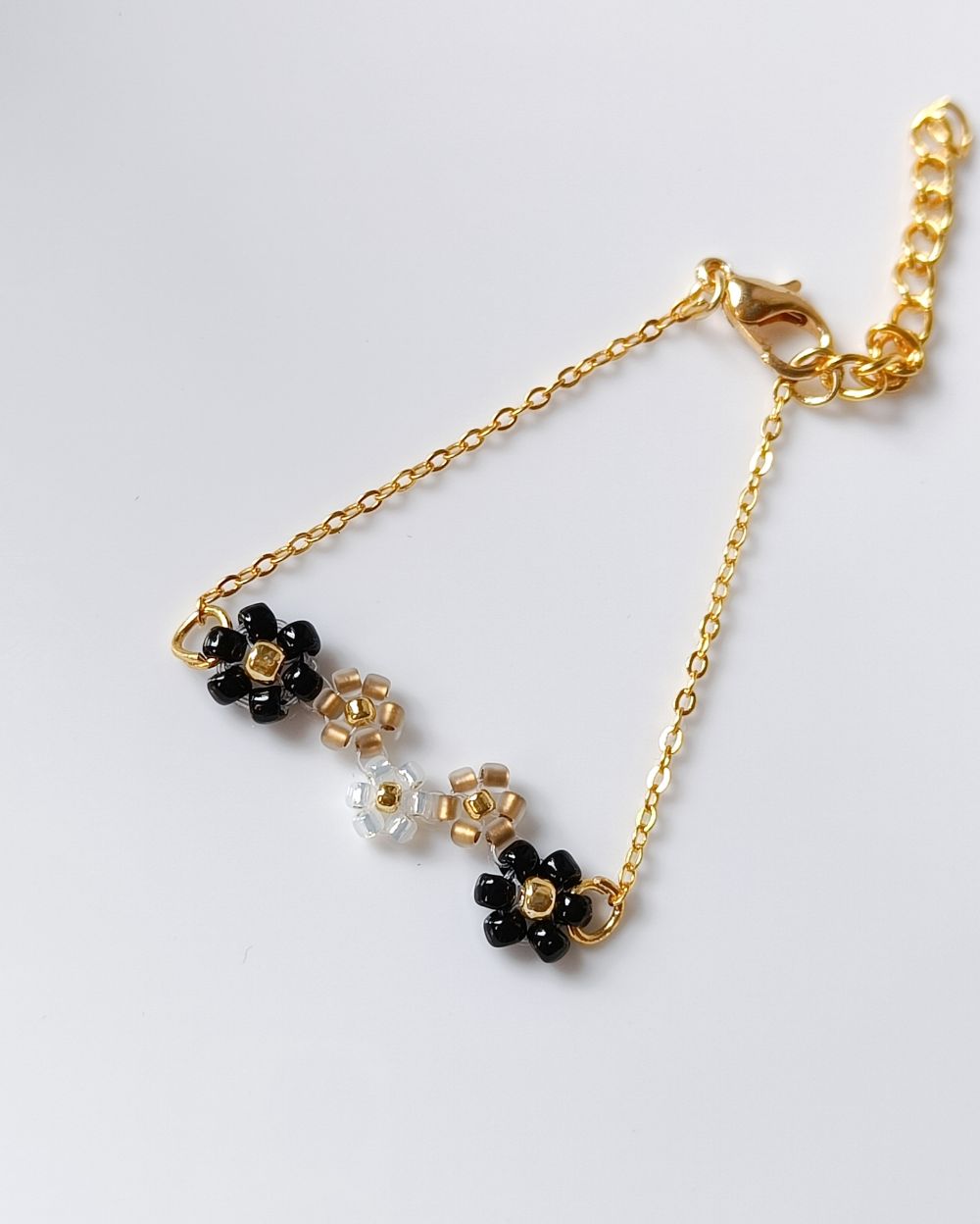 Minimal Flower Bracelet - Black and Golden