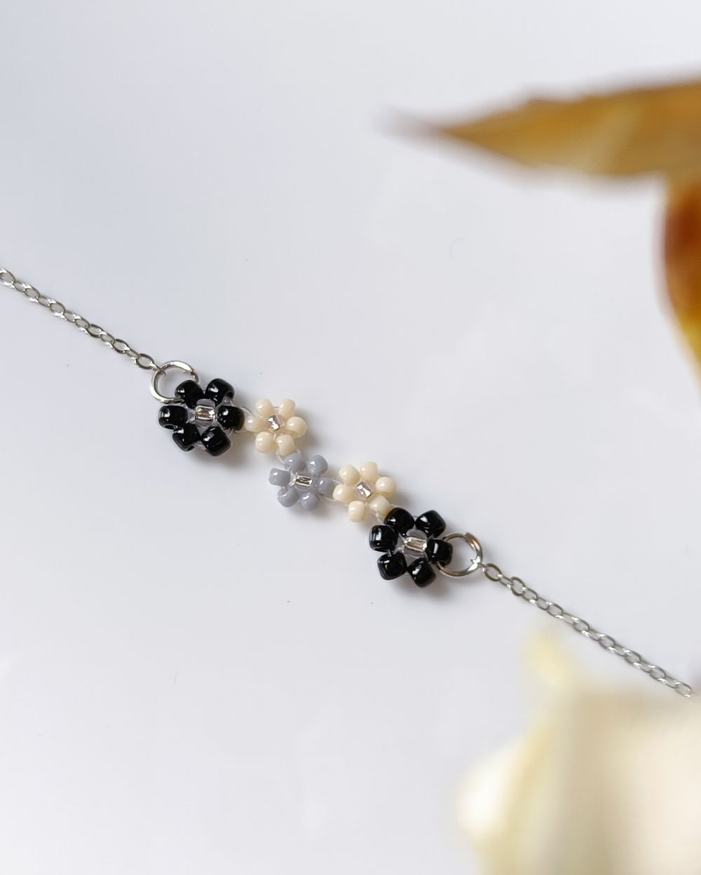 Minimal Flower Bracelet - Black and Beige