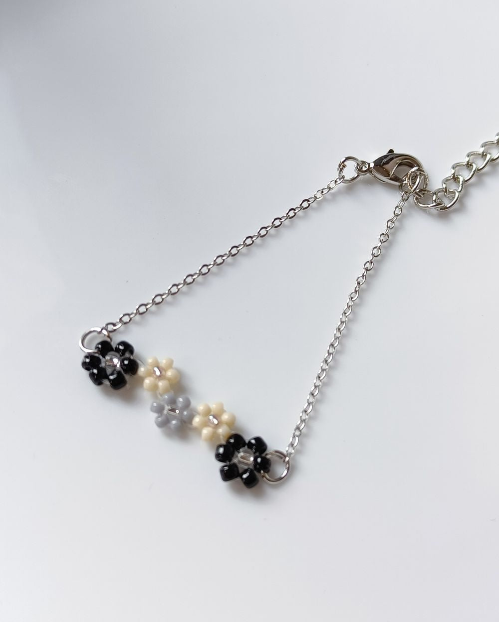Minimal Flower Bracelet - Black and Beige