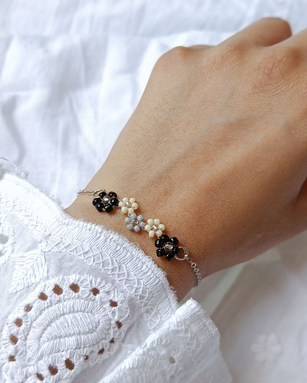 Minimal Flower Bracelet - Black and Beige
