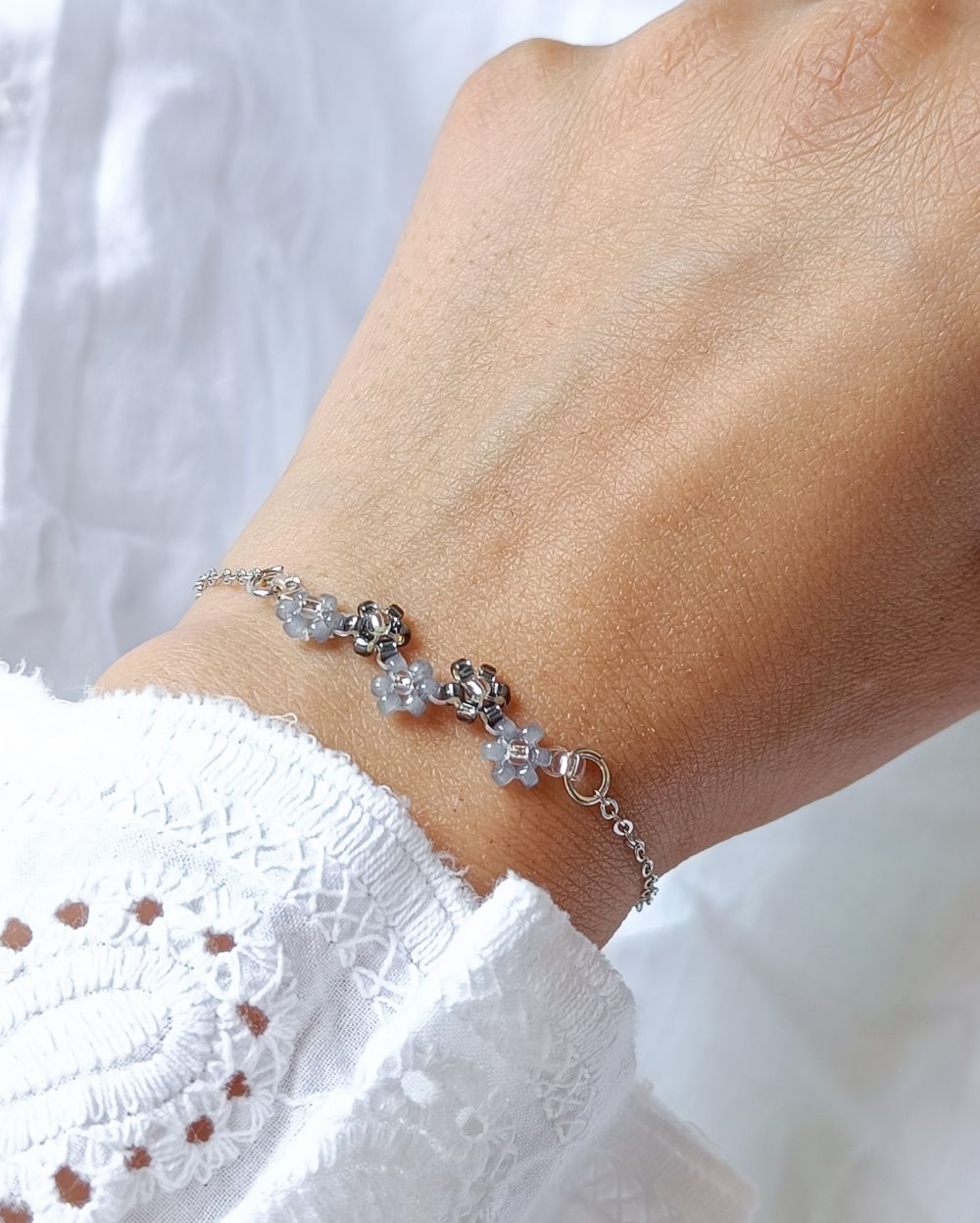 Minimal Flower Bracelet - Grey