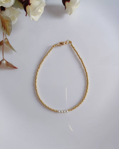 This golden beaded anklet is handcrafted with the finest quality Japanese seed beads and has pearls    in the center giving it a minimal and chic look. 