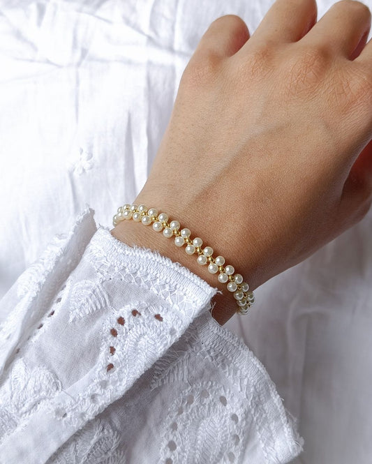 Vintage style minimal and aesthetic pearl bracelet that is handcrafted with high quality Japanese pearls.