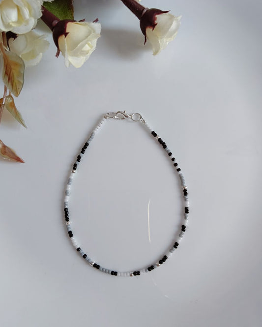 Black and White beaded anklet that is handcrafted with high quality Japanese seed beads. It effortlessly elevates your outfit.